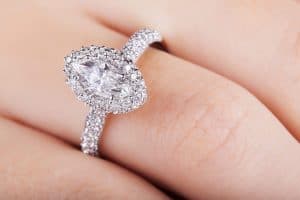 טבעת משובצת יהלום אובלי ויהלומים קטנים עגולים