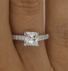 טבעת משובצת יהלום מרובע פרינסס