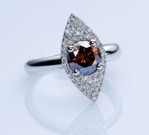 טבעת יהלום בצורת עין משובצת יהלום בצבע קוניאק