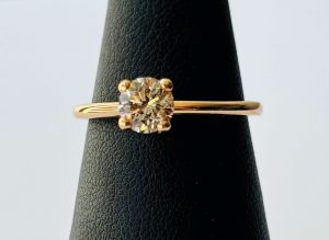 טבעת זהב משובצת יהלום חום
